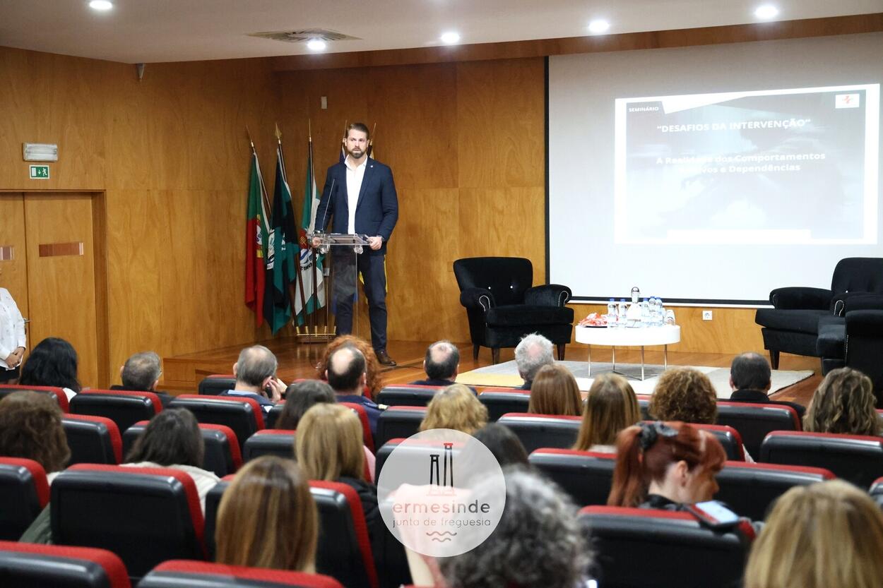 𝗦𝗲𝗺𝗶𝗻á𝗿𝗶𝗼 “𝗗𝗲𝘀𝗮𝗳𝗶𝗼𝘀 𝗱𝗮 𝗜𝗻𝘁𝗲𝗿𝘃𝗲𝗻çã𝗼 – 𝗔 𝗿𝗲𝗮𝗹𝗶𝗱𝗮𝗱𝗲 𝗱𝗼𝘀 𝗖𝗼𝗺𝗽𝗼𝗿𝘁𝗮𝗺𝗲𝗻𝘁𝗼𝘀 𝗔𝗱𝗶𝘁𝗶𝘃𝗼𝘀 𝗲 𝗗𝗲𝗽𝗲𝗻𝗱ê𝗻𝗰𝗶𝗮𝘀"