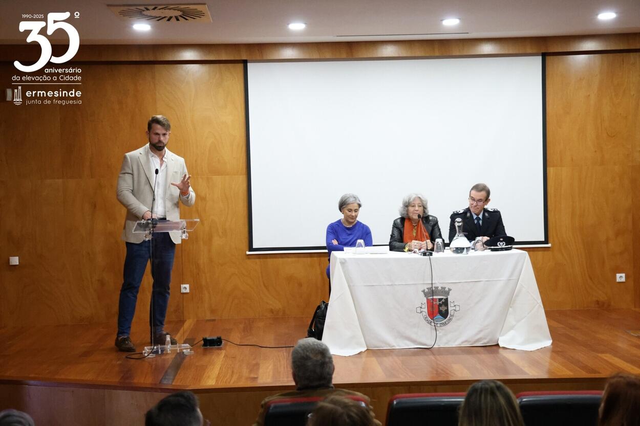 𝐎 𝐀𝐬𝐬𝐨𝐜𝐢𝐚𝐭𝐢𝐯𝐢𝐬𝐦𝐨 𝐧𝐨 𝐂𝐨𝐦𝐛𝐚𝐭𝐞 𝐚̀ 𝐕𝐢𝐨𝐥𝐞̂𝐧𝐜𝐢𝐚 𝐃𝐨𝐦𝐞́𝐬𝐭𝐢𝐜𝐚 𝐞 𝐧𝐚 𝐏𝐫𝐨𝐦𝐨𝐜̧𝐚̃𝐨 𝐝𝐚 𝐈𝐠𝐮𝐚𝐥𝐝𝐚𝐝𝐞 𝐝𝐞 𝐆𝐞́𝐧𝐞𝐫𝐨.