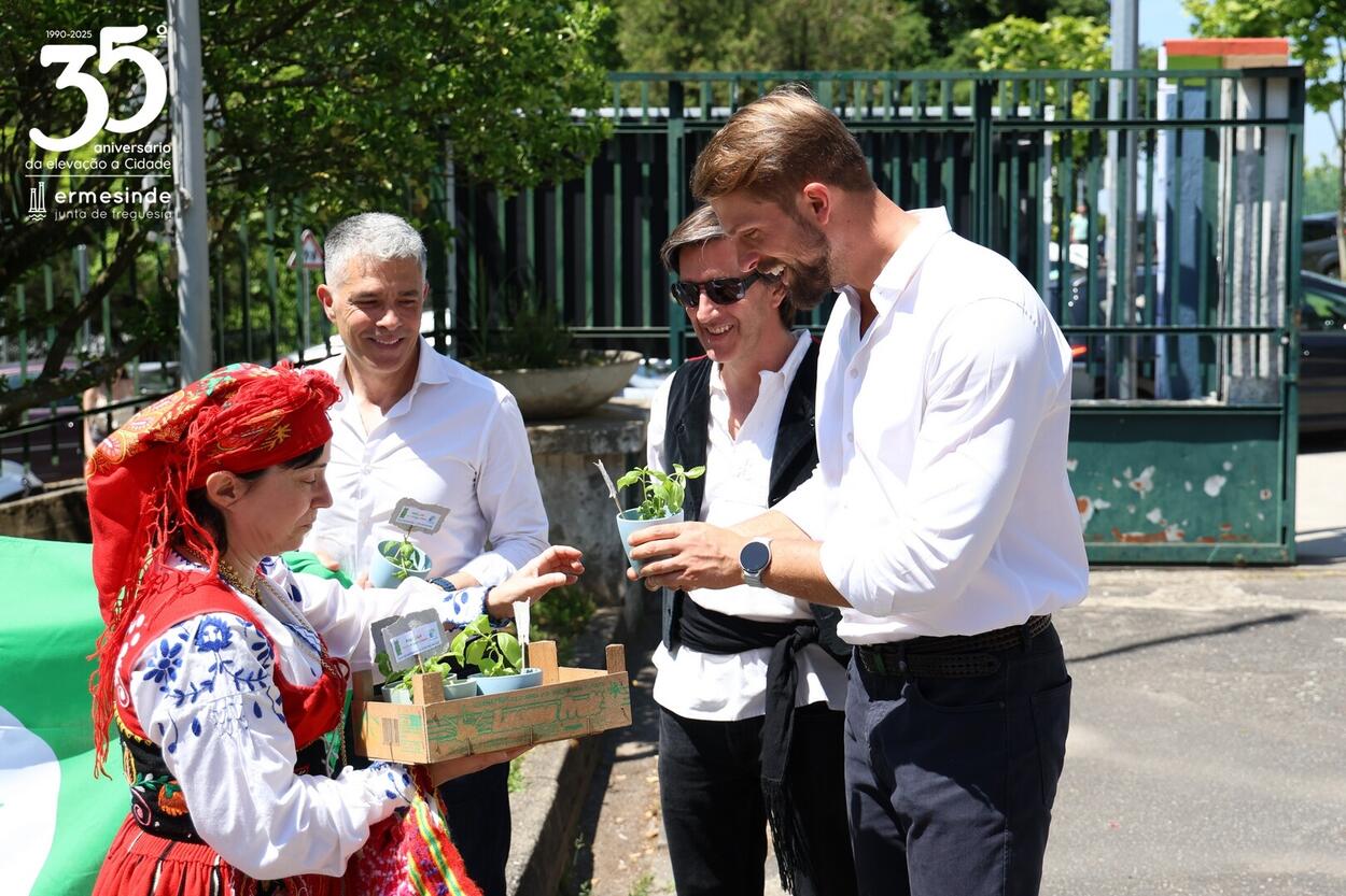 𝗗𝗶𝗮 𝗱𝗼 𝗔𝗴𝗿𝘂𝗽𝗮𝗺𝗲𝗻𝘁𝗼 𝗱𝗲 𝗘𝘀𝗰𝗼𝗹𝗮𝘀 𝗱𝗲 𝗦ã𝗼 𝗟𝗼𝘂𝗿𝗲𝗻ç𝗼 - Ermesinde